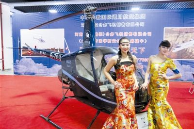 美女固然誘人，但更誘人的恐怕還是直升機