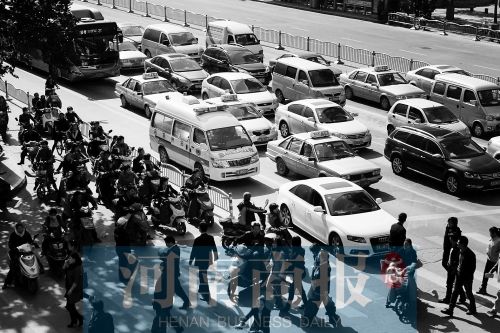 紫荊山路與商城路交叉口，見無車讓行，一輛救護車只好選擇右轉(zhuǎn)車道直行 記者 邱曉峰/攝