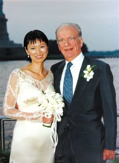 1999年6月，68歲的默多克與30歲的鄧文迪結(jié)婚。
