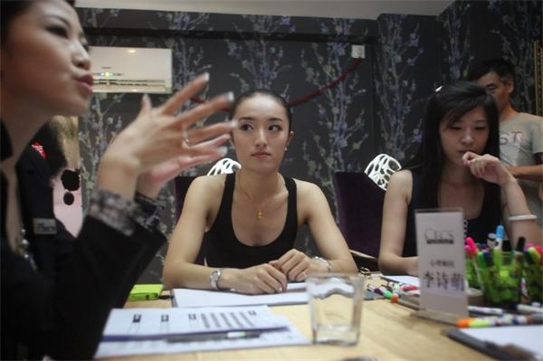 圖為參選者在等待選拔。