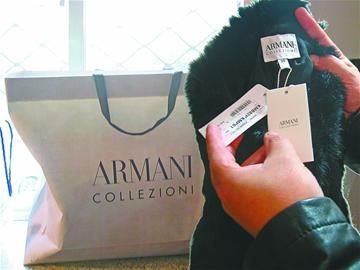 紀萬昌展示其中一件阿瑪尼女皮衣。