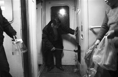 動(dòng)車(chē)僅售14元法國(guó)礦泉水 記者亮身份后2元水現(xiàn)身