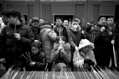 雍和宮，市民在燒香祈福