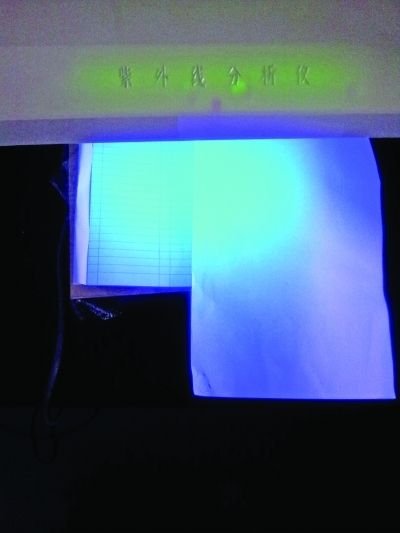 記者的采訪本比A4紙熒光劑更多。