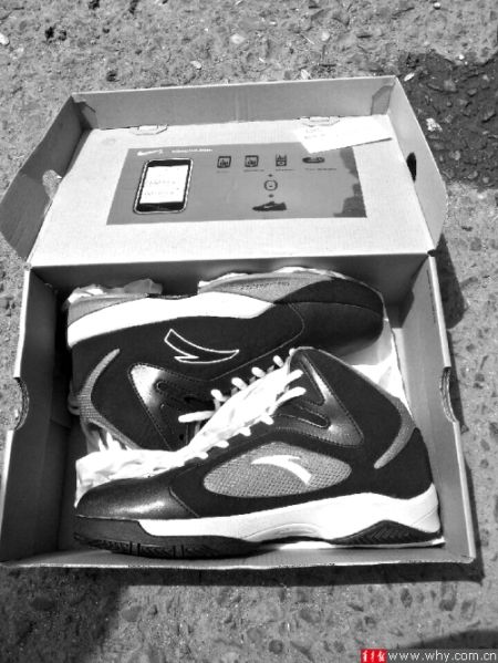 劉先生下單訂購的運(yùn)動(dòng)鞋包裝為“耐克”，里面卻是“安踏”。 受訪者供圖