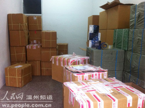 圖為羅某造假倉庫里已打包準(zhǔn)備發(fā)貨的假剃須刀成品 圖為羅某造假倉庫里已打包準(zhǔn)備發(fā)貨的假剃須刀成品