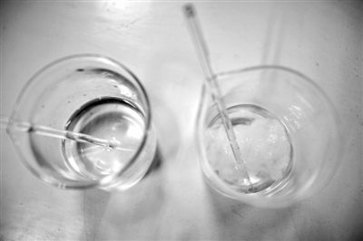 溶解檢測法中，左邊溶入真蠶絲的液體變得渾濁，完全溶解。