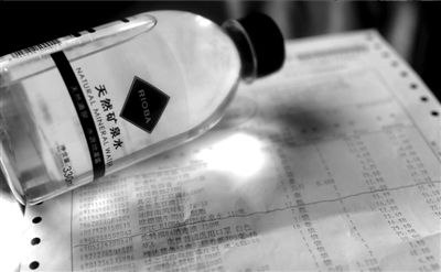 長綠苔的礦泉水和超市購物清單。 京華時報記者 王苡萱 攝