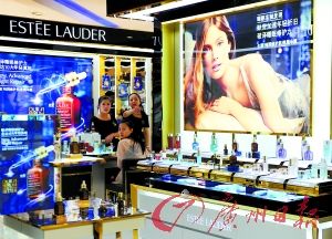 今年以來，雅詩蘭黛等大牌化妝品相繼被檢出不合格產(chǎn)品。（圖片來源：廣州日報 王燕攝）