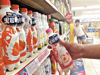 昨日，勁松京客隆超市貨架上，可口可樂果粒奶優(yōu)仍在售?？煽诳蓸饭咀蛉瞻l(fā)表聲明稱，已使用25公斤可能受到肉毒桿菌污染的乳粉，用于生產(chǎn)個(gè)別批次的美汁源果粒奶優(yōu)。新京報(bào)記者 韓萌 攝