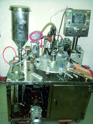 行動中查獲的假冒“高露潔”牙膏和制假機械。信息時報記者鄭啟文 攝