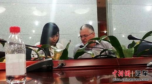 車(chē)主提供在維權(quán)過(guò)程中接觸德國(guó)技術(shù)人員的照片。