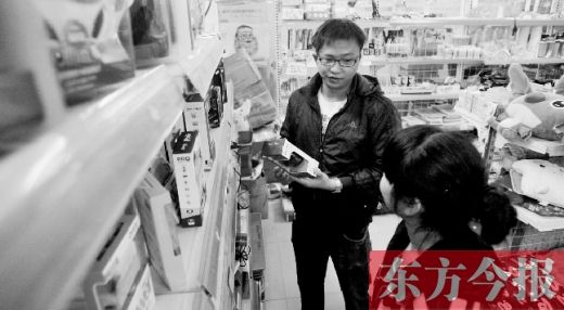 大學(xué)生創(chuàng)業(yè)孵化園內(nèi)，大學(xué)生S團實體店的工作人員在向兩個同學(xué)推介商品