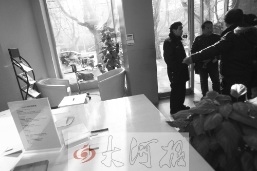 人民路上的這家商店,夜間疑被一男子隔著門(mén)縫用長(zhǎng)竿偷走一臺(tái)蘋(píng)果ipad air。