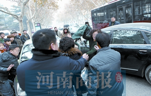 兩名女子廝打在一起，民警上前勸架