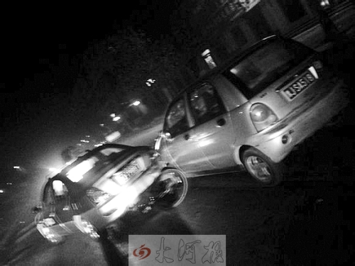 撞上出租車QQ才停下，兩車間還夾著一輛自行車。