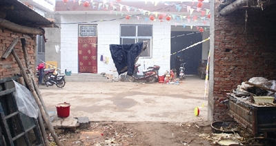 辦喜事扯的彩條還沒有褪色，這個農(nóng)家小院就發(fā)生了慘案。