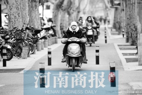 金水路防疫路附近，路樁間距很小，電動(dòng)車經(jīng)過時(shí)要很小心才能避開