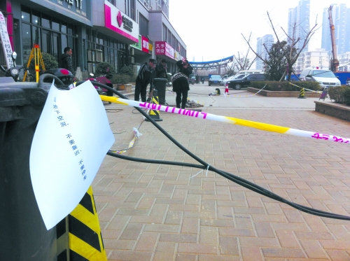 這處危險路段，從表面看沒有一點異常。但是在地面下，坍塌的大坑可裝下中巴車。