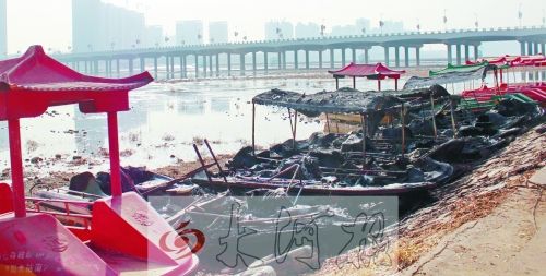 被燒毀的觀光船，殘破不堪。