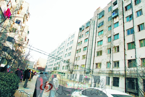 鄭州市瑞達(dá)路啟明村小區(qū)一戶居民家中（紅圈標(biāo)示處），天然氣發(fā)生爆炸。