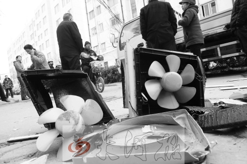 7樓一住戶家中天然氣爆炸，廚房里的排氣扇被炸得掉落地上。