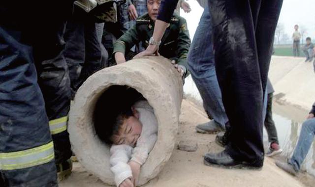 長垣6歲頑童跳入機井玩耍被卡 4小時終獲救(圖) 長垣6歲頑童跳入機井玩耍被卡 4小時終獲救(圖)