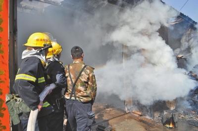 火勢(shì)兇猛，濃煙滾滾，消防官兵正在奮力救火。