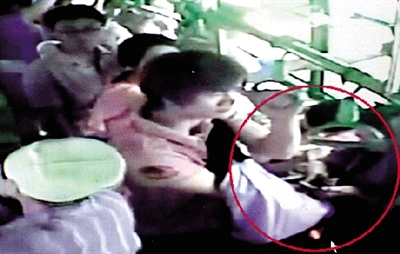 一名小偷拉開了乘客李女士的包，并在包里摸了足足3分多鐘。最終，李女士被偷了2.4萬多元錢。”(翻拍視