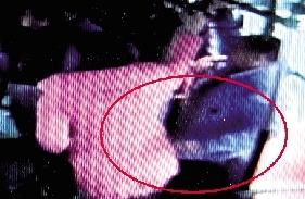 一小偷把手伸到乘客衣兜內(nèi)行竊時(shí)的瞬間。(翻拍視頻)