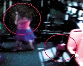 去年10月份的一天，一名女乘客打著電話下了車，包丟在了車上。(翻拍視頻)