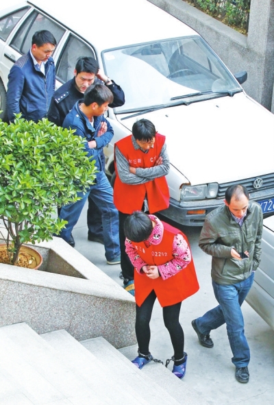 制造胡噴鬧劇的始作俑者——一家裝飾公司的4名負(fù)責(zé)人與其雇用的兩名“胡噴”被刑拘。