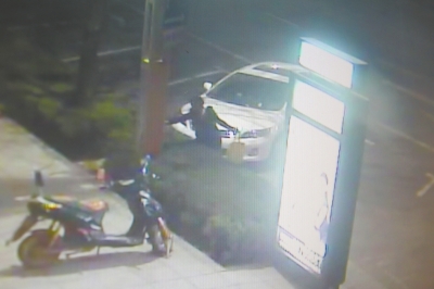 監(jiān)控視頻顯示，一名女子正在往路燈桿和路牌燈箱上噴涂。