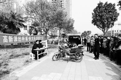 退贓大會(huì)上，石獅子物歸原主