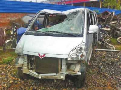 被打撈上岸的面包車 被打撈上岸的面包車