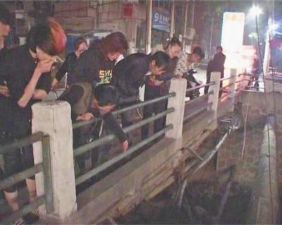 圍觀群眾感嘆橋那么高，被扔下橋的劉先生真是“萬幸”。