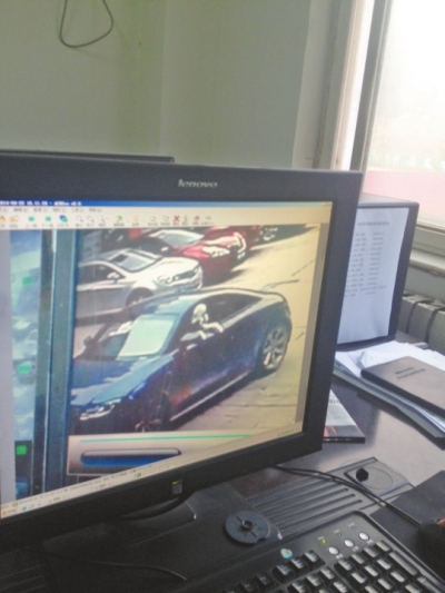 監(jiān)控錄像顯示，肇事車駕駛室內(nèi)有狗頭探出窗外。