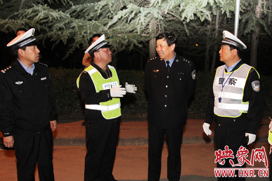 該支隊支隊長石軍(左二)、政委周西漢（左一）在向省總隊督導(dǎo)組匯報整治酒駕時的情景。