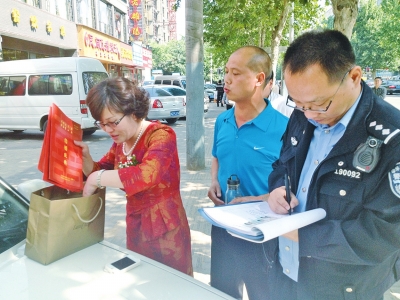 失主在清點(diǎn)、認(rèn)領(lǐng)失物。