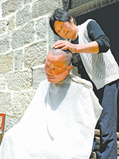 為了照顧兩個小叔，馬英專門學(xué)會了理發(fā)。