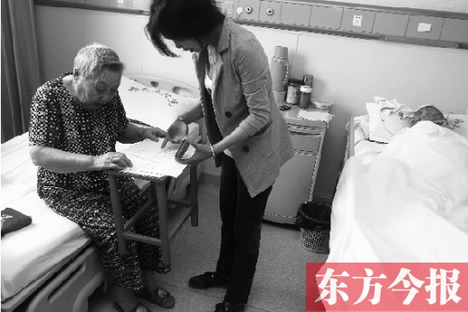 昨日，鄭大五附院二號樓住院部，馬老太寫下委托書，并簽字摁指印委托女兒代理為昏迷老伴解鎖取錢