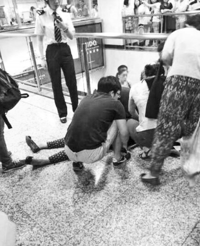 男子繼母被捅傷后跑到站內(nèi)，倒在了地上（圖片來自網(wǎng)絡(luò)）。