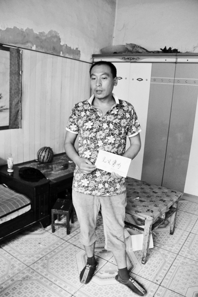 采建新拿的信封里，是南京警方送來的獎金。