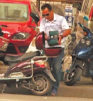 迅速盜得電瓶后,這名男子隨即騎車,載著它們離去。