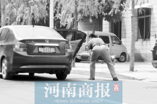 鄭州西區(qū)一氧氣廠門(mén)前，有人充氣后，將氧氣瓶裝上私家車運(yùn)走