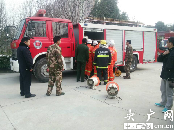 消防官兵趕到現(xiàn)場(chǎng)進(jìn)行營(yíng)救 消防官兵趕到現(xiàn)場(chǎng)進(jìn)行營(yíng)救