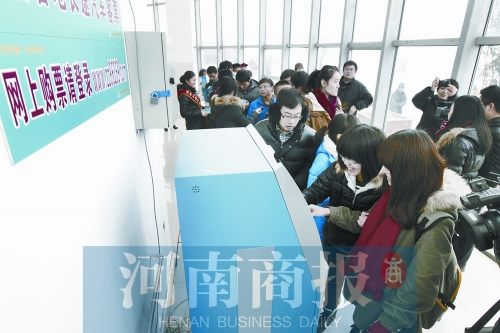 自動售票機安裝在高校內(nèi)，方便了學(xué)生購票返鄉(xiāng)