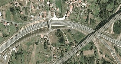 事發(fā)地的急轉(zhuǎn)彎道。以下是監(jiān)控視頻截圖。