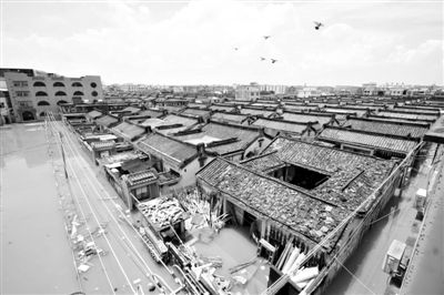 19日，廣東汕頭潮陽區(qū)和平鎮(zhèn)出現(xiàn)水浸現(xiàn)象。連日來，廣東省汕頭市潮陽區(qū)、潮南區(qū)普降暴雨。新華社發(fā)