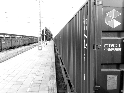 此次班列跟車工作人員@就著米飯吃面條發(fā)微博說：一路走來，每個?？空镜墓ぷ魅藛T都在夸我們的集裝箱。